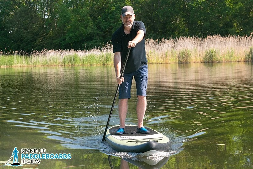 how to paddle board straight