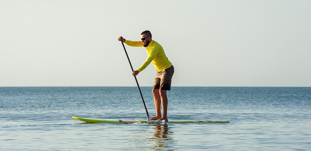 how to paddle board in the wind featured